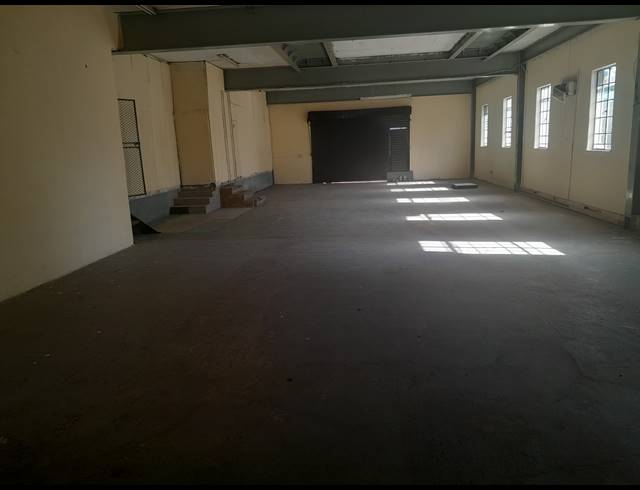 386M² SHOWROOM TO LET IN ALBERTON NORTH
